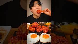 EATING SPICY BLACK BEAN NOODLES WITH GREEN ONION KIMCHI & SPICY FRIED CHICKEN #shorts #mukbang