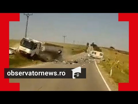 Momentul când maşina familiei din Iaşi este pur şi simplu spulberată de un TIR