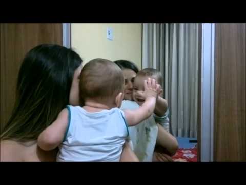 Bebê cai na risada com a imagem refletida no espelho! (Nathanzinho)