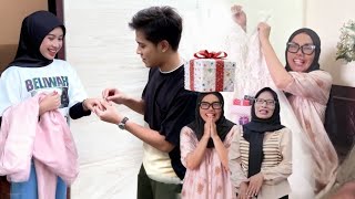 Download lagu Led by Abumay!! Valen's Family Arrives in Bogor, and the Engagement Ring Immediately Placed on Mi... mp3