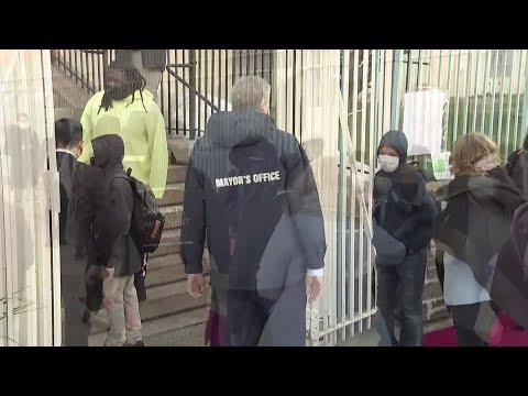 ニューヨーク市の公立高校生、3月22日に教室に戻ると市長が発言 (New York City public high school students to return to classroom on March 22, mayor says)