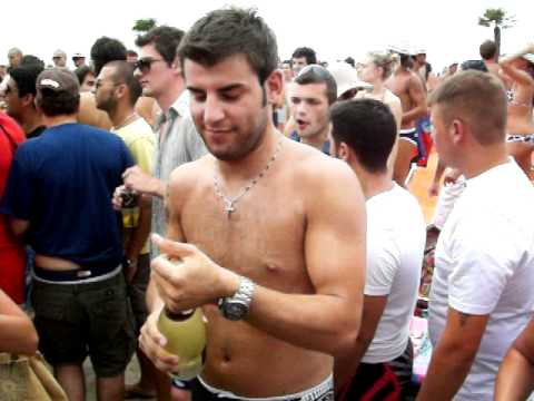 papeete beach happy hours