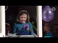Clowns in Apeldoorn verrassen jarige kinderen