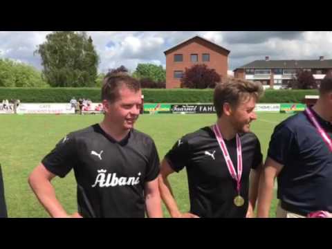 AC Odense får medaljer efter oldboyspokalfinalen, hvor fynboerne vandt 3-0 over Tuse IF