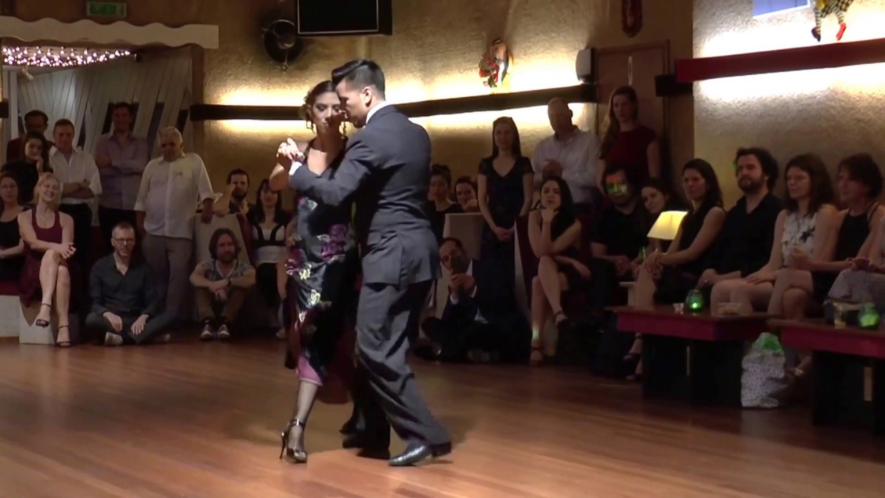 Roxana Suarez & Sebastian Achaval in Milonga Dominguera (2) "Sigueme Si Puedes" J.d'Arienzo