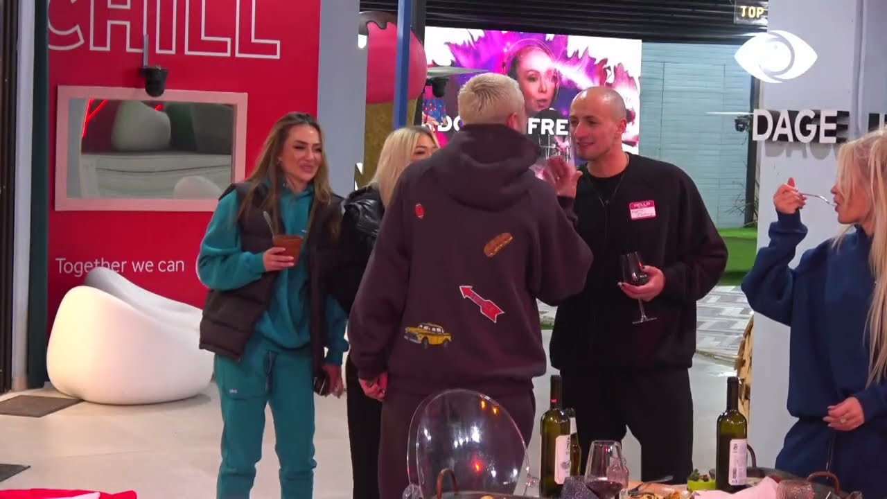 Super atmosferë/Banorët kërcejnë dhe këndojnë