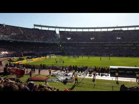 "River Plate y Boca Juniors, superclásico, salida de los equipos 6 de marzo 2016 (III)" Barra: Los Borrachos del Tablón • Club: River Plate