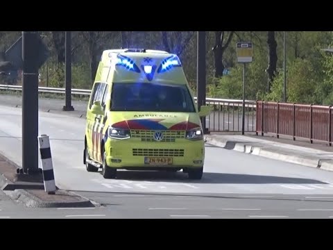 Rapid Responder en Verschillende Ambulance,s met spoed onderweg in Groningen