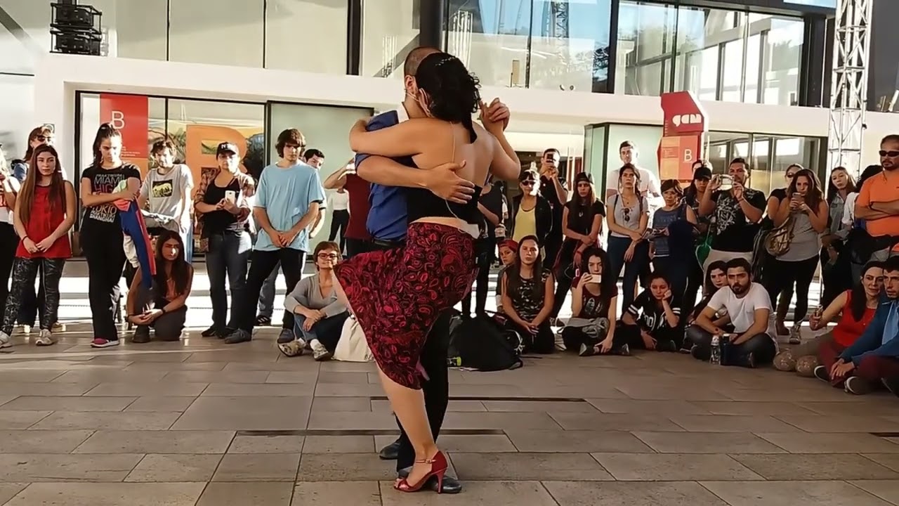 Marinero - Claudio Milán y Martina Asenjo en Milonga Callejera Chile.