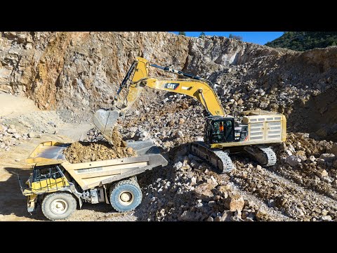Serveis Girgom Cat 374F Loading Komatsu Trucks