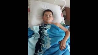 Мальчишка смешно отходит от наркоза - Видео онлайн