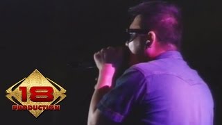 Download lagu Five Minutes - Bertahan (Live Konser Lampung Timur 11 Mei 2013) mp3