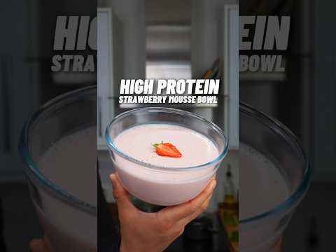 EASIEST High Protein Strawberry Mousse! ONLY 290 Calories with 56g of protein! 🍓🍧💪🏽