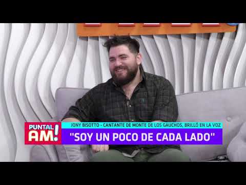 Jony Bisotto en el living de Puntal AM