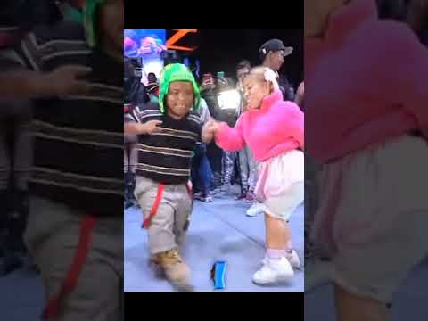 el medio metro bailando cumbia sonidera