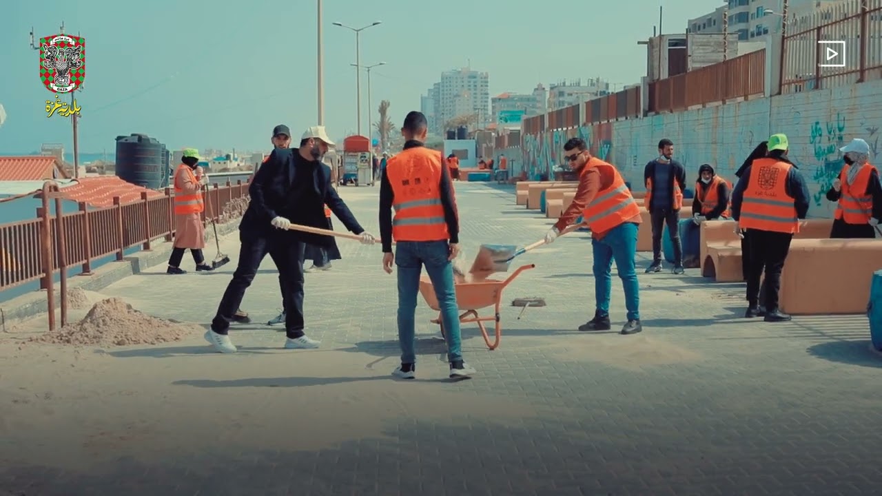 بلدية غزة تشارك في حملة تطوعية لتنظيف شاطئ بحر غزة