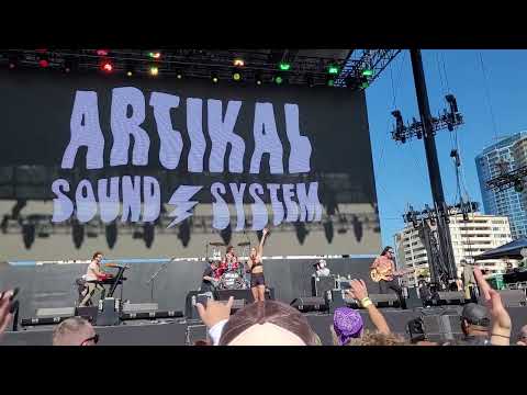 Artikal Sound System performs "Spiritual broadcaster" with The Elovaters (live) at Cali Vibes 2022