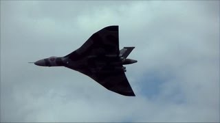 preview picture of video 'Vulcan Bomber - Awesome Display & Amazing Loud Howl XH558 - Cleethorpes Airshow 2013'
