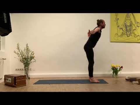 Surya Namaskar Mantra Flow mit Jörn (Sonnengrüße & Mantra)