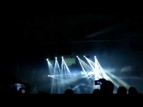 Noisia live - Remix: Smack yout bitch up Prague Roxy