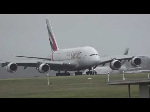 Emirates Airbus A380-861 A6-EOI At Melbourne Airport (Crosswind Landing)