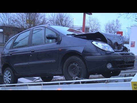 Auffahrunfall an Zebrastreifen - 1 Kind ins Krankenhaus in Niederkassel-Ranzel am 01.01.16
