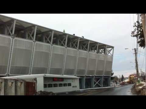 noul stadion Ilie Oana-cum se da zapada de pe acoperis