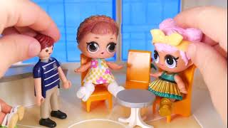 Dolls go to grocery store and open surprise blind bags