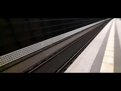 Endlich wieder  Abendlicher  Zugverkehr  in Berlin  Hbf  mit ein paar  Verspätungen