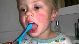 Elias pusser tennene.