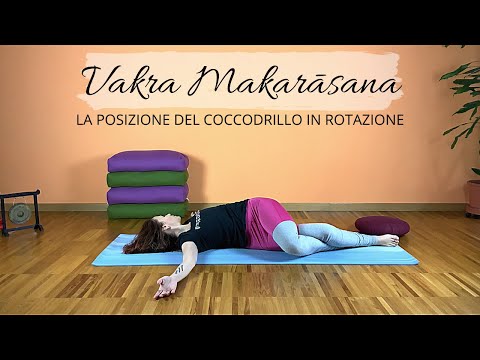 Rilassati con Vakra Makarāsana: Yoga Tutorial sulla posizione del coccodrillo in torsione