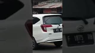 Download lagu Sekelompok remaja menghadang truk sedang melaju #Shorts mp3