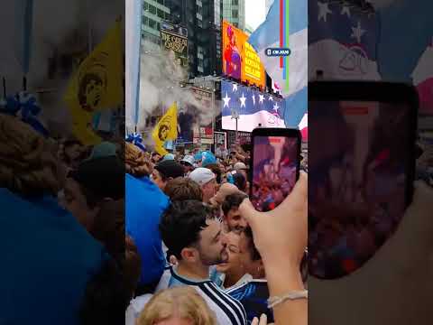 🔥​ Les supporters argentins mettent le feu à Times Square avant la finale #argentine #coupedumonde