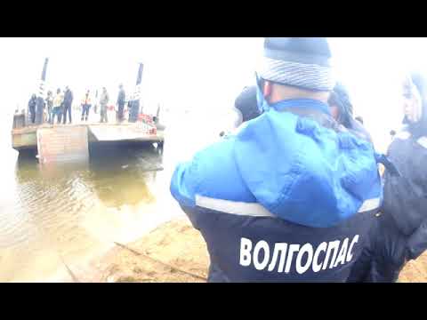 ЧП на паромной переправе в Володарском районе. КамАЗ упал в воду. Астрахань 2018