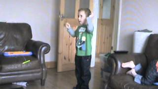 Theo - Airport Song and Dance (Boogie Beebies)