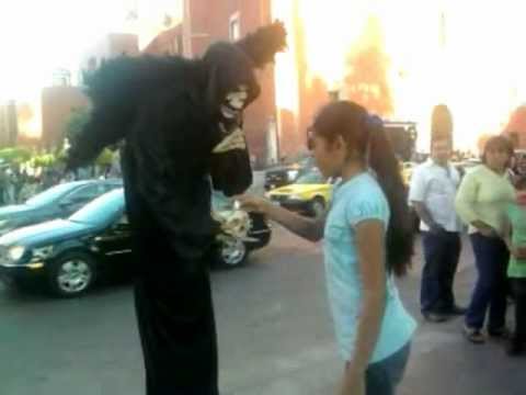 Estatua viviente de la Muerte!!!