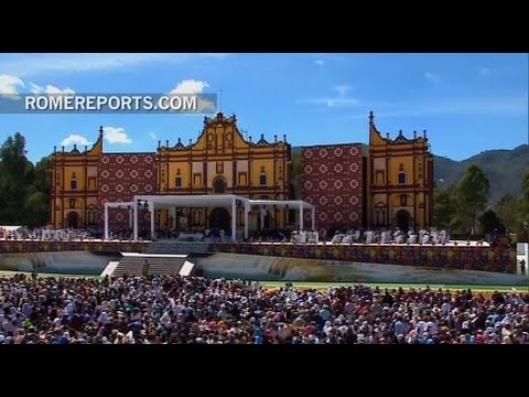 Se le quiebra la voz al rezar en tzotzil ante el Papa