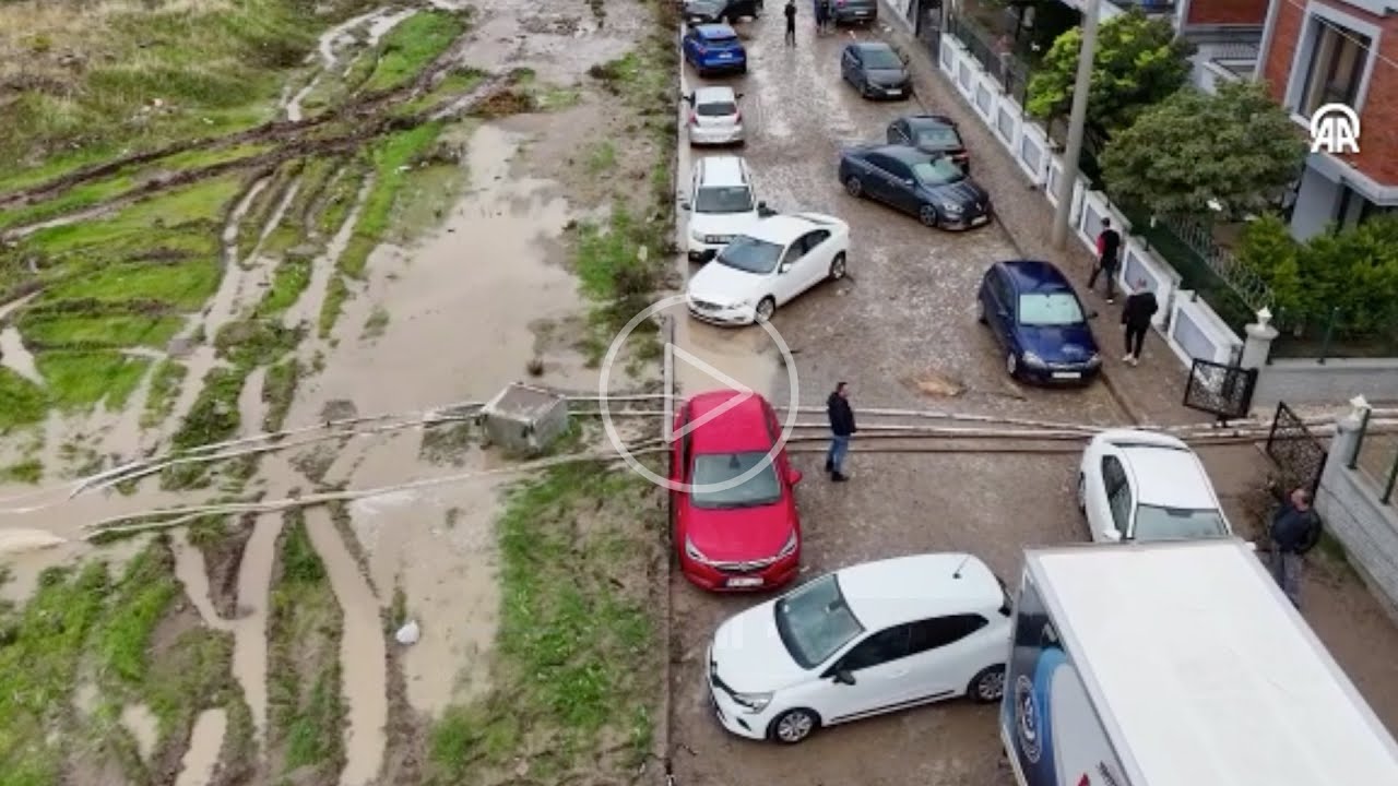 Bergama'da Sağanak Taşkına Yol Açtı! Evler ve İş Yerleri Sular Altında Kaldı, Araçlar Mahsur