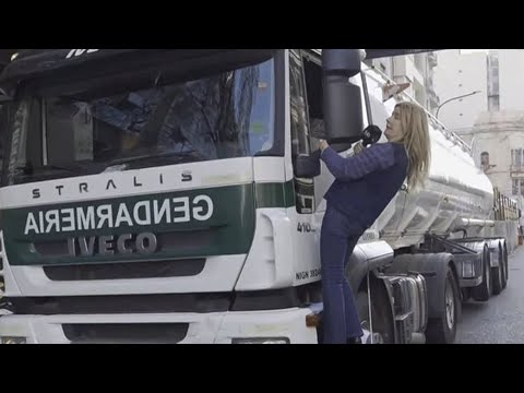 MERCEDES NINCI SE TREPÓ AL CAMIÓN DE GENDARMERÍA EN PLAZA DE MAYO PARA SABER QUÉ FUNCIÓN TENÍA
