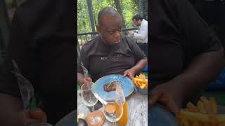 Ritchie boude son steak est trop petit 😂😂😂  #golozer_ritchie #ritchie #golozer #steak