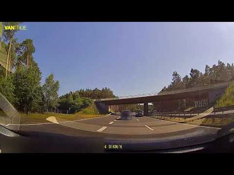 Der RENAULT  "muss" Platz machen weil der PKW gleich auf die Bundesstraße zieht.539