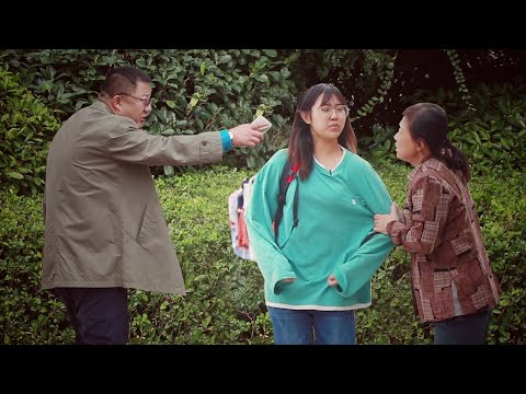 媽媽不讓女兒上學，只因重男輕女，路人：沒錢我也要幫你上學