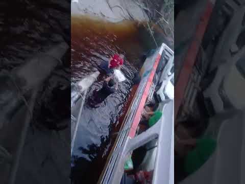Baixo nível do Rio Negro causa acidente com embarcação em São Gabriel da Cachoeira - video 2