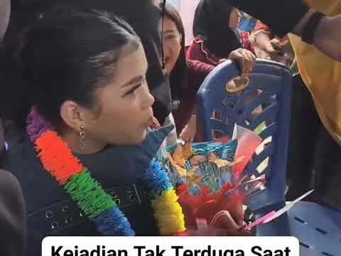 DETIK-DETIK PANGGUNG KONSER ZAHRA AMBRUK
