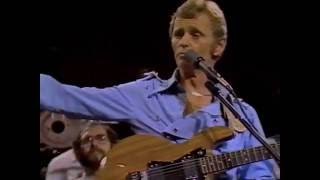 Jerry Reed plays and sings  &quot;Eastbound and Down&quot; live in 1982