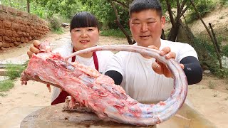 【陕北霞姐】240元买根超大牛尾巴，爆炒一大盆，太馋了，手都顾不上洗就啃着吃！