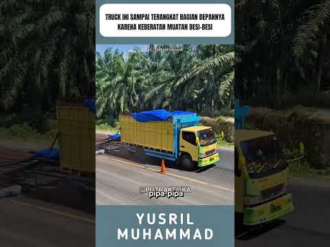 Truck ini sampai terangkat bagian depannya karena keberatan muatan pipa-pipa besi #shorts
