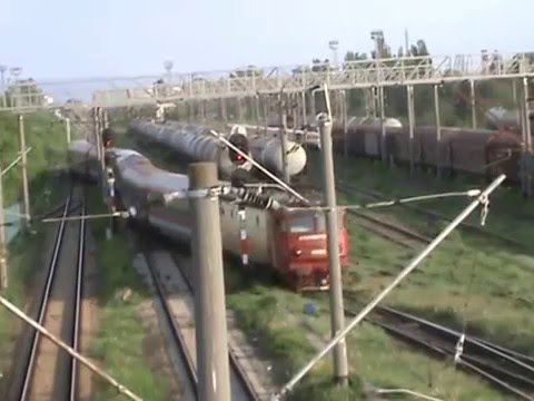 Trenul IR 1651 Bucuresti Nord - Suceava Nord intra in Gara Bacau - 24.04.2016