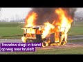 Trouwbus vliegt in brand op weg naar bruiloft