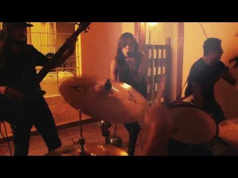 Elli Noise -  Tengo que irme (Video Oficial HD)